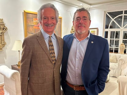 El periodista José Rubén Zamora y el presidente Bernardo Arévalo, el lunes en Ciudad de Guatemala.