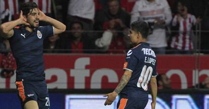 Pizarro y L&oacute;pez celebran su gol 