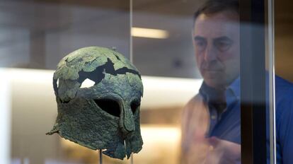 Casco corintio de bronce de la Tumba del Guerrero, expuesto en el Museo de M&aacute;laga.