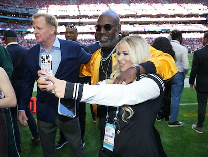 Otra de las 'celebrities' que se bajó al césped y se fotografió con todos quienes se lo pidieron fue Corey Gamble, pareja de Kris Jenner, matriarca del famoso y multimillonario clan Kardashian. En la imagen, Gamble acompañado de Roger Goodell, el presidente de la NFL.