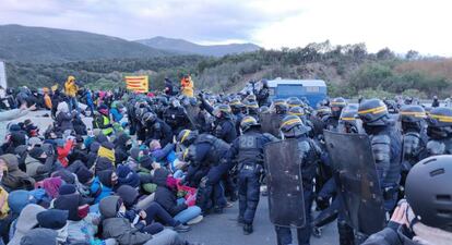 Agentes de la Police Nationale y de la Gendarmerie de Francia han empezado a desalojar a los manifestantes de Tsunami Democràtic que mantienen el bloqueo en la AP-7 en la frontera con Francia entre La Jonquera (Girona) y la localidad francesa de Le Perthus.
EUROPA FRANCIA SOCIEDAD POLÍTICA
