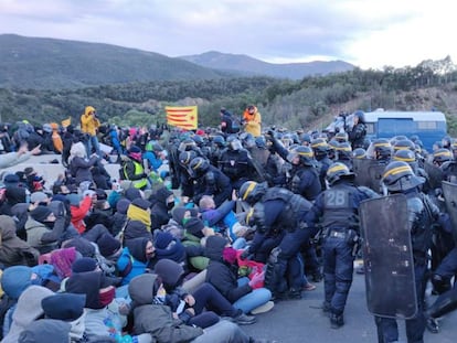 Agentes de la Police Nationale y de la Gendarmerie de Francia han empezado a desalojar a los manifestantes de Tsunami Democràtic que mantienen el bloqueo en la AP-7 en la frontera con Francia entre La Jonquera (Girona) y la localidad francesa de Le Perthus.
 
 EUROPA FRANCIA SOCIEDAD POLÍTICA
 