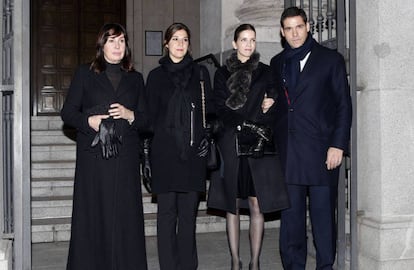 Carmen Martínez Bordiú, Cynthia Rossi, Margarita Vargas y Luis Alfonso de Borbón, durante la misa funeral por Carmen Franco en Madrid.