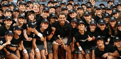 Nadal posa con los recogepelotas del Mutua Madrid Open.