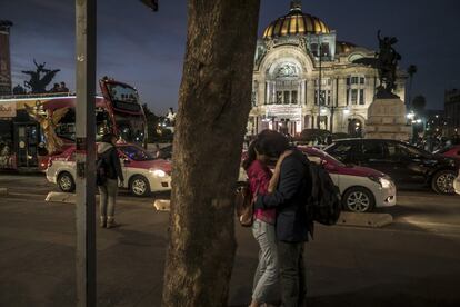 Beso de una pareja frente al Palacio de Bellas Artes, en el centro histórico de la Ciudad de México.