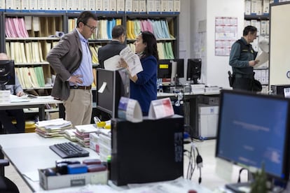 El magistrado titular del juzgado, José Luis Mendoza, conversa con una funcionaria.