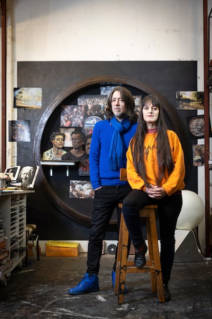 Manuel Mendanha y Juliana Laf itte posan en su taller de Palermo, en Buenos Aires. Detrás, los bocetos de los personajes de 'Manifestación', con la que homenajearon al pintor argentino Antonio Berni.
