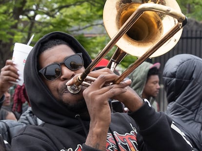 Dwayne Finadouchi Finnie, trombonista de Big 6 Brass Band, toca su instrumento en el Super Sunday.