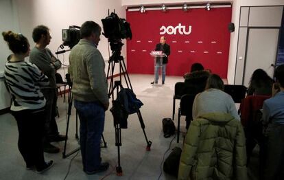 Pernando Barrena, portavoz de Sortu, ofrece una rueda de prensa en la sede de su partido en San Sebastián.