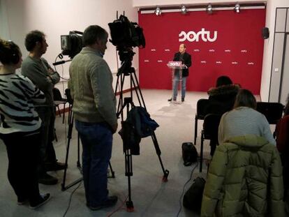 Pernando Barrena, portavoz de Sortu, ofrece una rueda de prensa en la sede de su partido en San Sebastián.