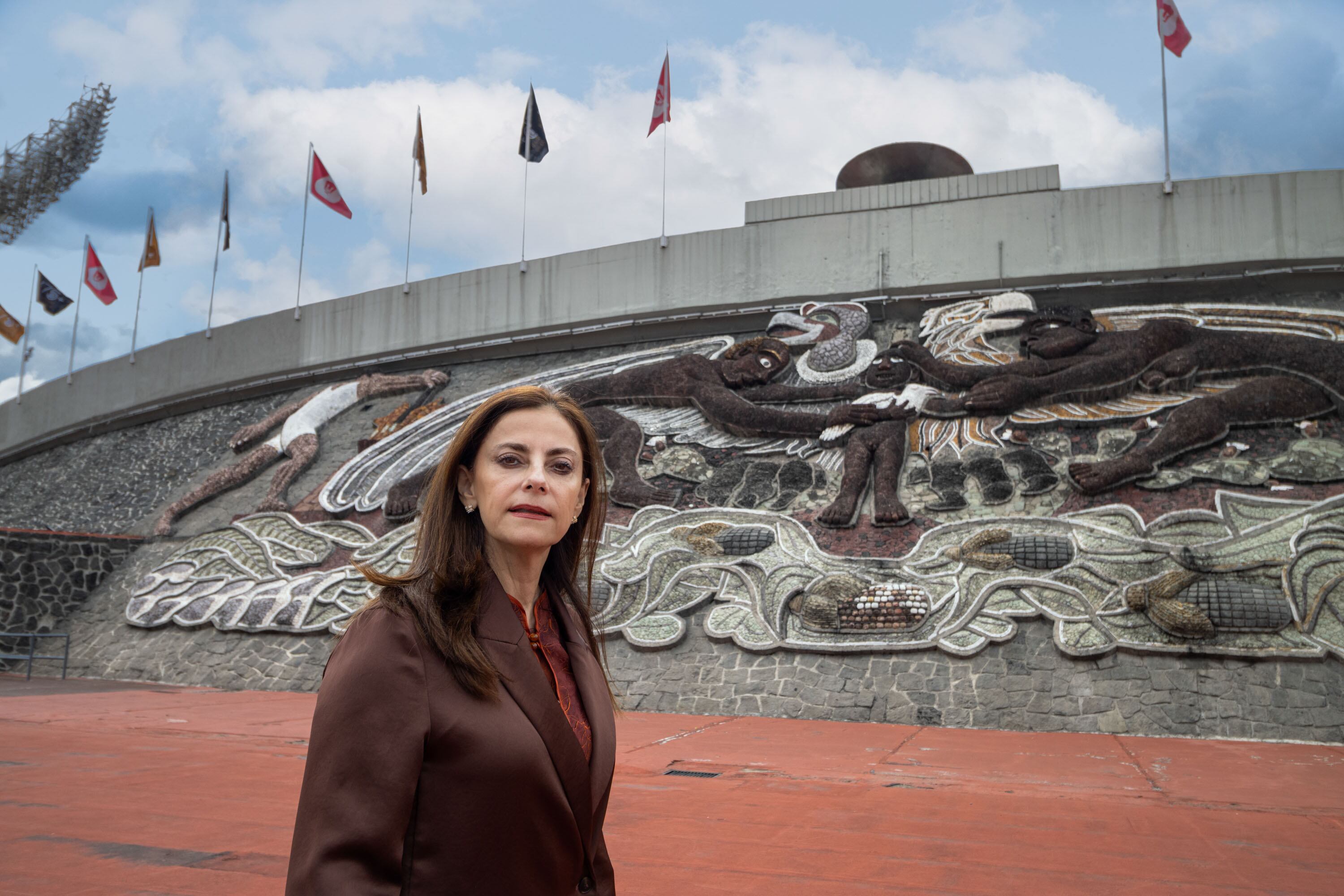 Mónica Cejudo frente al mural 