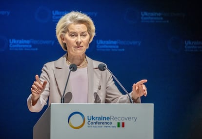 Ursula von der Leyen, presidenta de la Comisión Europea, interviene en la conferencia de reconstrucción de Ucrania, este jueves en Roma.