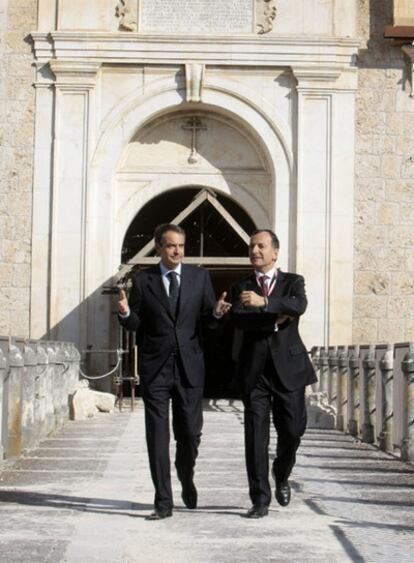 José Luis Rodriguez Zapatero y el ministro de Exteriores de Italia, Franco Frattini, en L&#39;Aquila.