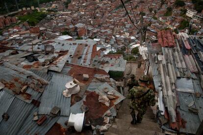 Las comunas son un laberinto de ladrillo y chapa en constante expansión. Las fuerzas de seguridad, en ocasiones, tienen serios problemas para orientarse en el embrollo de callejuelas por el que se mueven con facilidad los miembros de las pandillas.