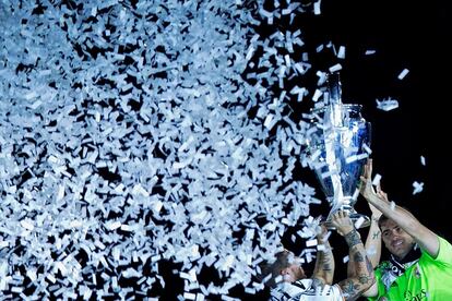 Los jugadores del Real Madrid, Iker Casillas y Sergio Ramos levantan la copa de Campeones de la UEFA Champions League, en el Santiago Bernabeu, un día después de ganar la final en Lisboa.