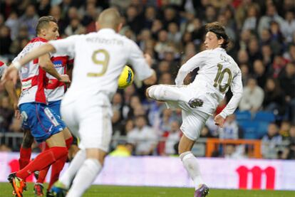 Özil, en el momento del taconazo del primer gol.