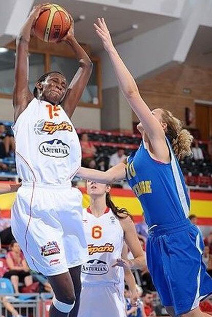 Un instante del partido por el bronce entre España y Suecia.