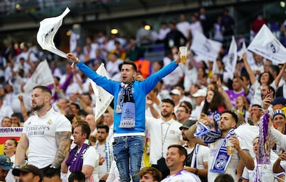 Aficionados del Real Madrid, en las gradas del Stade de France.