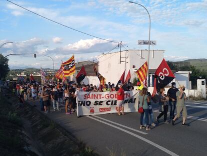La manifestación contra el cierre de la planta de Saint-Gobain en L'Arboç cortó el domingo la N-340.