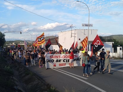 La manifestación contra el cierre de la planta de Saint-Gobain en L'Arboç cortó el domingo la N-340.