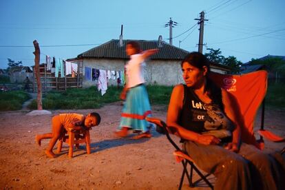 La matriarca observa a dos de sus nietos en el porche de su casita de Vaslui, no tienen agua corriente ni baño.