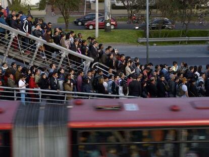 Colas en una parada de Transmilenio.