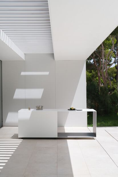 Cocina de exterior Nedra, diseño del arquitecto Fran Silvestre para Gandía Blasco en colaboración con Porcelanosa.