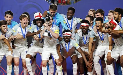 Los jugadores ingleses celebran la conquista del Mundial sub 20 al impornerse a Venezuela.