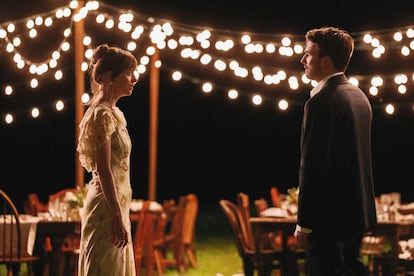 Un momento del filme, con Dakota Johnson y Chris Evans.