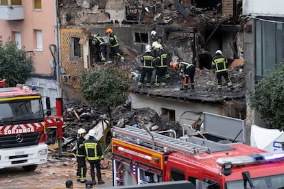 Un grupo de bomberos trabajan en el edificio afectado por la explosión.