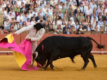 El peruano Roca Rey, durante la corrida del domingo en Sevilla.