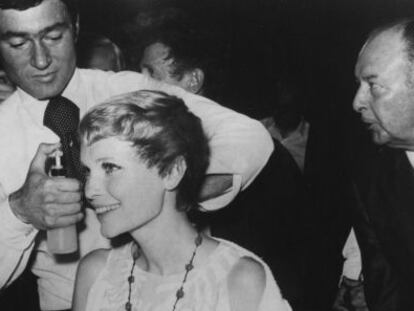 En 1968, cortando el pelo a Mía Farrow ante la prensa como parte de la estrategia promocional de La Semilla del Diablo, que rodaría con Polanski