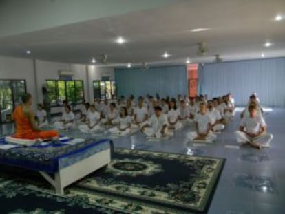 Clase de meditación budista.