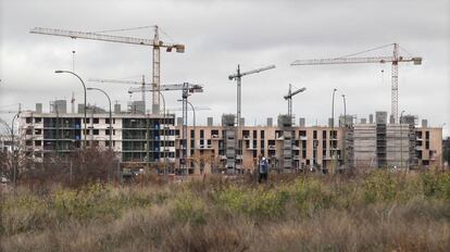 Viviendas en construcci&oacute;n en la calle Arroyo del Fresno en Madrid.