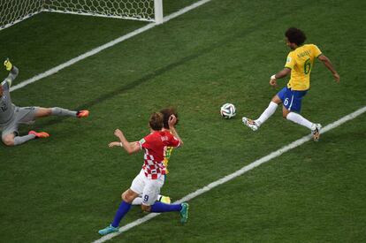 Marcelo faz gol contra, o primeiro da Copa 2014.