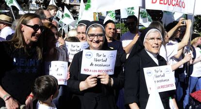 Monjas en la manifestación contra el cierre de aulas en la concertada.