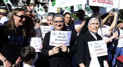 Monjas en la manifestaci&oacute;n contra el cierre de aulas en la concertada.