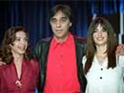 De izquierda a derecha, Victoria Abril, Agustín Díaz Yáñez y Penélope Cruz, durante la presentación de <i>Sin noticias de Dios</i>.
