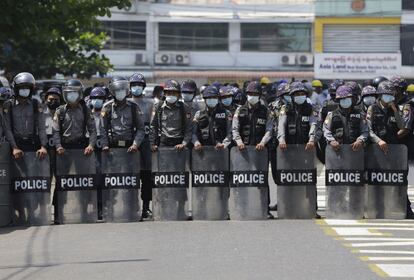 Policía antidisturbios, este jueves en Yangón.