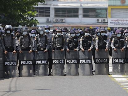 Policía antidisturbios, este jueves en Yangón.
