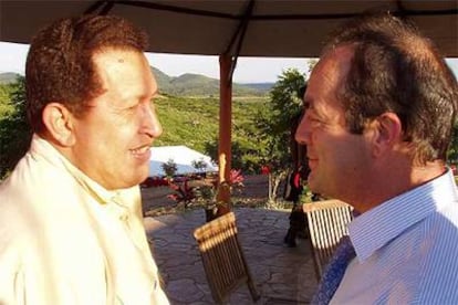 Hugo Chávez (izquierda) y José Bono, durante un viaje del ministro español por varios países latinoamericanos en 2004.