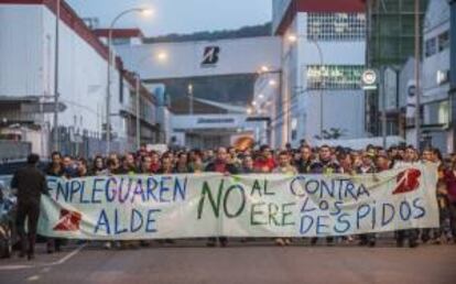 Trabajadores de la planta de Brigdestone en Basauri (Vizcaya), con una pancarta con el lema "En favor del empleo. No al ERE. Contra los despidos", se manifiestan en apoyo del mantenimiento del empleo en la empresa. EFE/Archivo