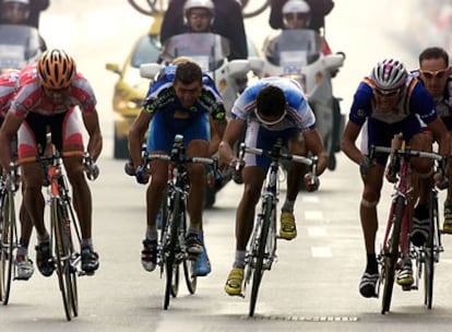 Varios ciclistas luchan por el triunfo