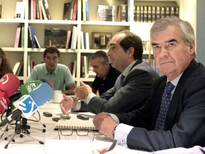 El presidente del Círculo de Empresarios, José María Bergareche (a la derecha), junto a su director, Enrique Portocarrero, durante la cita con los medios de comunicación.
