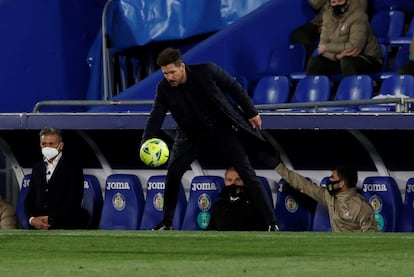 Simeone recoge un balón durante el partido ante el Getafe