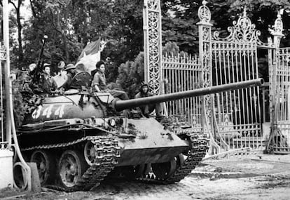 Um tanque do Exército do Vietnã do Norte entra no Palácio Presidencial de Saigon (atual Ho Chi Minh) em 30 de abril de 1975. Era o fim da guerra.