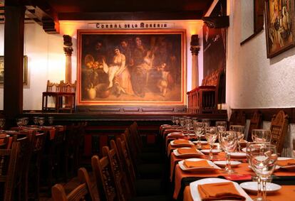 El escenario del Corral de la Morería, con el cuadro de Juan Barba, Pelando la pava, presidiéndolo. Un templo del flamenco.