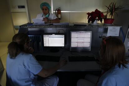 Desde esta sala de monitores, las matronas vigilan las constantes vitales de las parturientas ingresadas y los fetos.