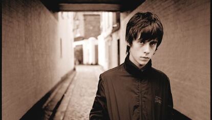 Jake Bugg hace folk rock de letras ácidas con historias suburbiales.