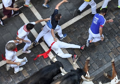 Los mozos, durante el cuarto encierro de los sanfermines.
